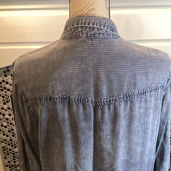 Love 8 blue snap shirt, size large, good used condition - Picture 7 of 11